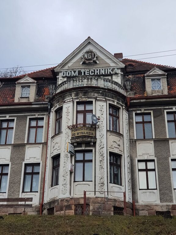 Jak ograniczyć bałagan na powierzchniach w całym domu